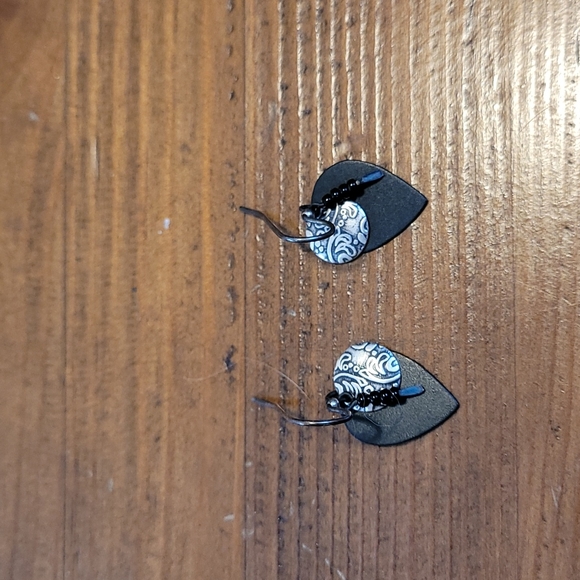 Black and silver metal and beads hook earrings - Picture 2 of 5